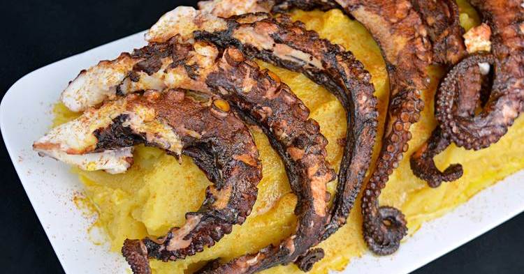 Pulpo a la gallega con patatas revolconas